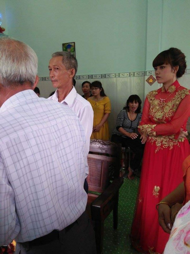 Và như những gì đã hứa hẹn, đám cưới hạnh phúc của đôi bạn trẻ vẫn diễn ra trong sự chúc phúc của tất cả mọi người. Dù trong đám cưới không có sự hiện diện của chú rể nhưng ai ai cũng cười tươi. Có lẽ, mọi người đều tin rằng, ở một nơi xa nào đó, chàng trai vẫn luôn dõi theo và đang mỉm cười hạnh phúc trong ngày vui của mình.