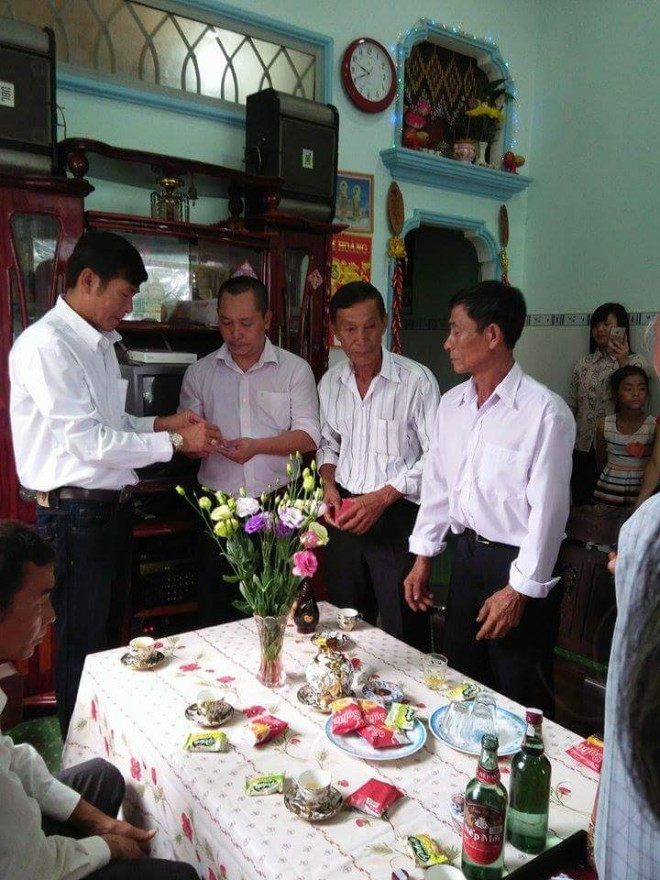 “Em sợ anh ấy buồn khi không có em chị ạ. Còn bây giờ thì mọi thứ đã thay đổi khác hẳn rồi. Em sợ những gì đã hứa hẹn chưa thành hiện thực thì ở nơi đó anh ấy sẽ rất buồn. Tất cả những gì em đã từng làm là em muốn anh ấy vui khi có mặt em ở đó, bây giờ cũng vậy. Hứa sẽ cưới nhau thành vợ thành chồng. Anh ấy hứa anh ấy về sẽ cưới em. Nhưng ông trời đã sắp đặt mọi chuyện như thế này, thì bây giờ em vẫn là cô dâu của anh ấy. Em rất hạnh phúc khi làm những điều này", Thư chia sẻ.