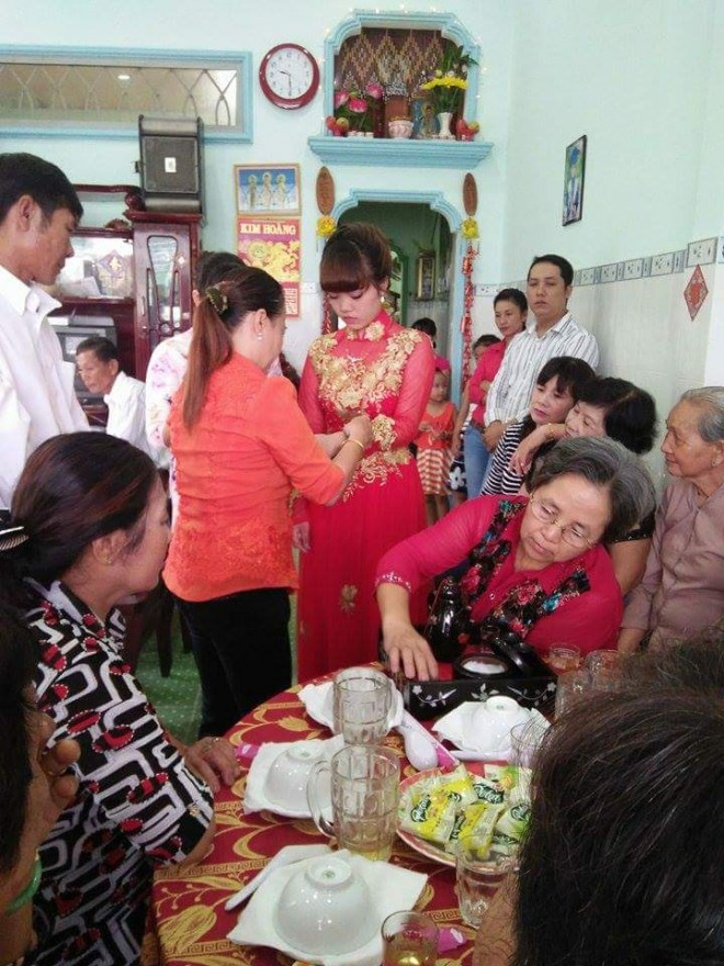 Cũng có đầy đủ thủ tục như một đám cưới bình thường. Chỉ có điều, chú rể đang dõi theo đám cưới ở một nơi xa…