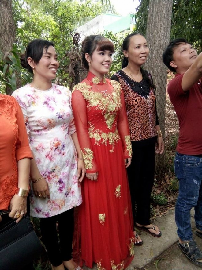 “Mình ko quen bạn nhưng khi biết được câu chuyện của bạn mình rất cảm động và khâm phục bạn… Bạn là 1 người phụ nữ mạnh mẽ và sẽ không có 1 người phụ nữ nào có thể như bạn… Tôi chúc bạn mãi hạnh phúc. Anh ấy sẽ luôn ở bên cạnh bạn", bạn Trần Xuân Quỳnh gửi lời chúc.