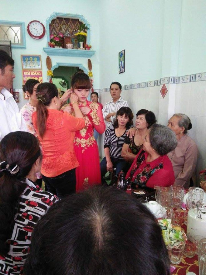 Trong đám cưới ai ai cũng vui vẻ. Có lẽ đối với mọi người, chú rể vẫn luôn sống mãi trong trái tim