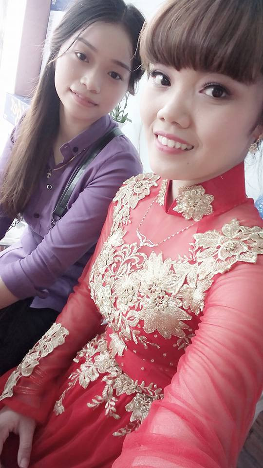 Bạn Hoàng Thị Đông Phương chia sẻ: “E rất khâm phục tình yêu của chị, khâm phục chị mọi thứ, người yêu em cũng đang đi nghĩa vụ… à mà thôi không liên quan. E chúc chị trăm năm hạnh phúc, và nhiều may mắn, luôn vui vẻ, nhiều niềm vui chị nhé. Mạnh mẽ lên chị nhé”.