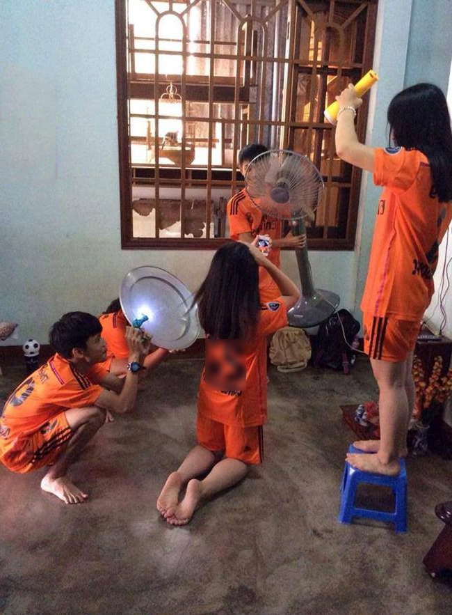 Ekip chiếu sáng, làm mát... tạo nên một bức hình đẹp.