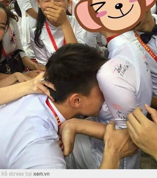 Bức ảnh nam sinh bị bạn bè trêu đùa, dùng tay ấn đầu, ép... hôn ngực bạn nữ đang được lan truyền với tốc độ chóng mặt. Nhóm bạn nam nữ ngồi xung quanh thì được một phen cười thả ga. Tuy nhiên, bức ảnh ghi lại trò đùa nghịch thái quá của nhóm bạn này đang bị"ném đá" không ngừng. Đa phần dân mạng đều đưa ra góp ý: "Đừng biến những trò đùa vui của tuổi học trò thành sự sự lố lăng, phản cảm. Nó có thể để lại những hậu quả tinh thần rất lớn đối với nhiều người, kể cả với khổ chủ".