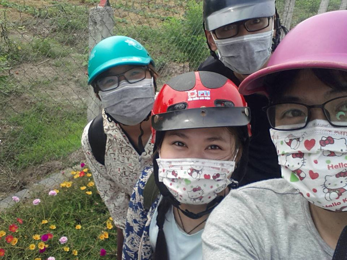 Nhiều bạn khi đi qua con đường hoa ở Nam Định cũng phải cố nán lại ít phút để thưởng hoa, chụp ảnh.