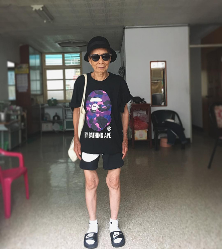 Để đáp ứng lại sự yêu thích của người hâm mộ, cụ bà Lâm Trang Nguyệt Lý cũng thường xuyên cập nhật hình ảnh của mình. (Nguồn Youthwant)