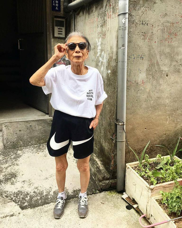Không giống với rất nhiều người già khác, cụ bà Lâm Trang Nguyệt Lý rất chịu khó cập nhật xu hướng thời trang dành cho giới trẻ. (Nguồn Youthwant)