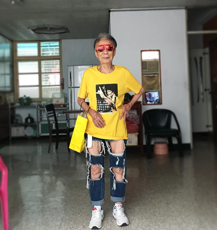 Mặc dù trang cá nhân có chưa tới 100 bức ảnh nhưng hiện tại số người theo dõi cụ bà "tiên nữ ánh trăng" đã lên tới gần 70.000 người, một con số khiến nhiều hot girl, fashionista phải mơ ước, nể phục. (Nguồn Youthwant)