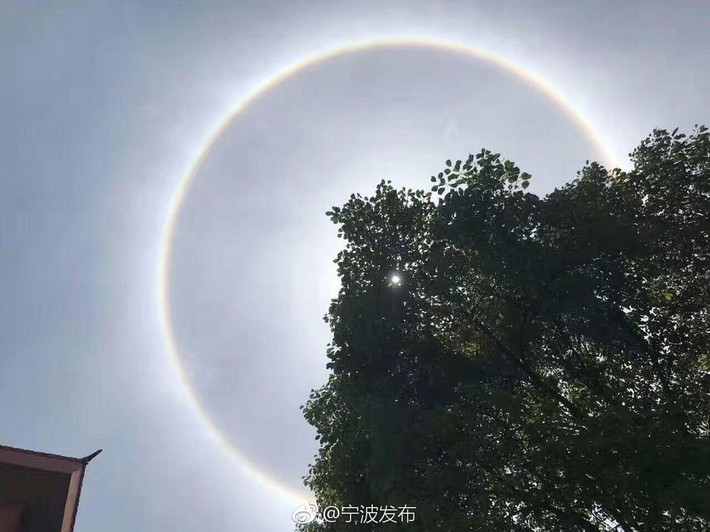 Theo tìm hiểu, vào ban ngày, ánh sáng Mặt trời chiếu qua mây ti tầng (Cirrostratus) ở độ cao 6 - 8km. Do mây này có cấu trúc tinh thể nên ánh sáng bị khúc xạ khiến vầng hào quang xuất hiện với đủ sắc màu y hệt cầu vồng ta hay thấy. (Nguồn Sina)