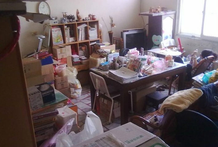 Theo cô Diệp chia sẻ, sở dĩ ngôi nhà biến thành bãi rác như vậy bởi cha của bạn trai theo bạn bè ra ngoài làm công, bình thường chỉ có hai mẹ con ở nhà, dùng cái gì đều để lại, chưa bao giờ vứt đi. Qua thời gian dài, cả căn nhà đã ngập tràn rác thải. Từ nhỏ, bạn trai cô Diệp đã phải sinh sống trong cảnh tượng này, quá lâu thành quen, anh chàng không cảm thấy trong nhà khó ở, chỉ cảm thấy nhà mình có quá nhiều đồ vật, chật chội.