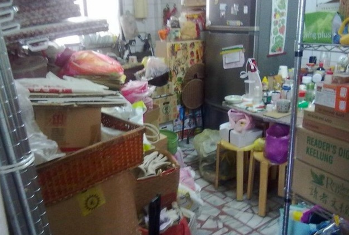Duy nhất trong cả ngôi nhà, chỉ có một căn phòng của bạn trai cô Diệp là còn có thể nhìn thấy đường đi. Nguyên do là bởi lần nào cô đến cũng giúp bạn trai dọn dẹp. Trong khi đó, mẹ bạn trai chỉ nói mồm, chưa từng có biểu hiện muốn dọn dẹp nhà cửa.