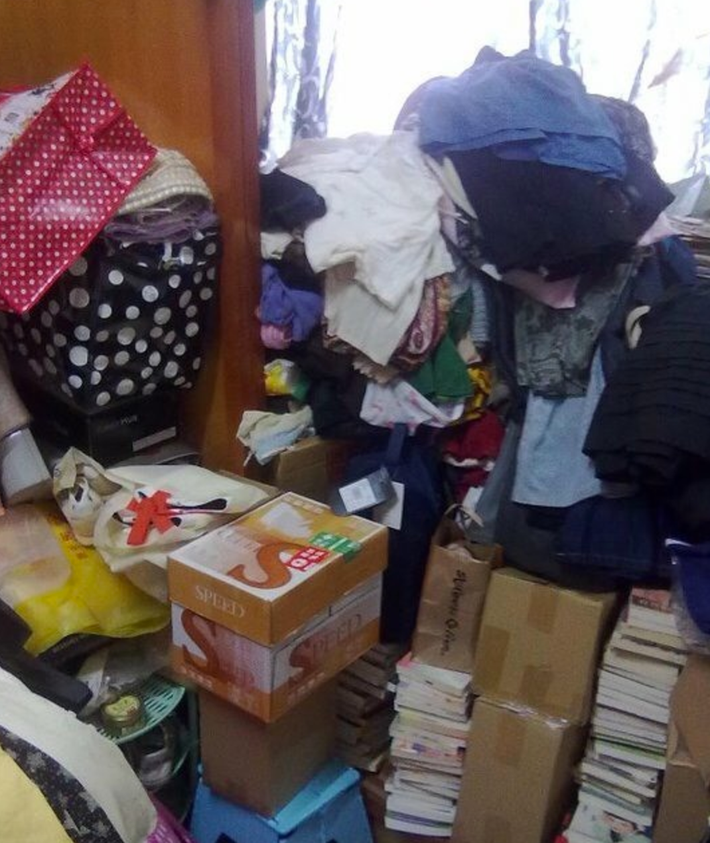 Khi vừa bước vào nhà, mẹ của bạn trai đã liên mồm xin lỗi, nói rằng nhà đang bừa bộn, chưa kịp dọn dẹp, nhất định lần sau sẽ chu đáo hơn. Thế nhưng, cô Diệp vẫn không khỏi choáng váng khi thấy cả căn nhà bạn trai đầy ắp rác thải, khắp nơi là đồ đạc chất đống, bừa bộn, bụi bặm không thể hiểu nổi.
