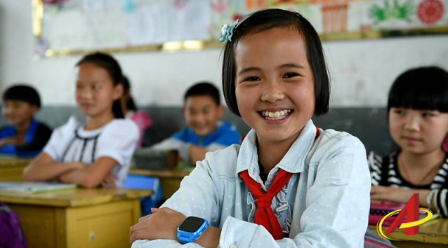 Tuy vậy, được đến trường học tập vẫn là niềm yêu thích, vui sướng nhất đối với những em nhỏ ham học mỗi ngày. Dù có phải trải qua nguy hiểm khi đi trên chiếc cáp treo tử thần. các em vẫn không bỏ học. (Nguồn Sina)