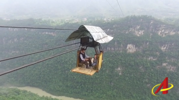 Bên trên chiếc cáp được che bằng một tấm tôn mỏng, ngoài hai thành sắt hai bên bắt buộc phải dựng đứng thì hai thành còn lại để mở. Thoạt nhìn thực sự rất rùng mình. Bởi chỉ cần sơ sảy, bất cẩn một khắc, chắc chắn người ngồi sẽ rơi thẳng xuống dưới không thể nghi ngờ. (Nguồn Sina)