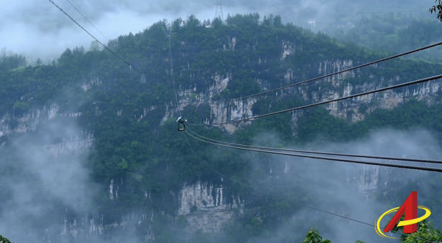 Được biết, ngôi làng trên núi bị ngăn trở bởi núi cao, vực sâu, dưới lại có dòng sông chảy siết, hoàn toàn không thể đi lại theo đường bộ thông thường. (Nguồn Sina)