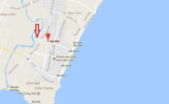 Vị trí của bãi rác (mũi tên đỏ) gần khu vực chợ Mới (chợ hải sản lớn nhất Sầm Sơn), trường học THPT Nguyễn Thị Lợi (phường Trung Sơn) và nhiều tuyến đường huyết mạch của thành phố. Ảnh: Google Maps.
