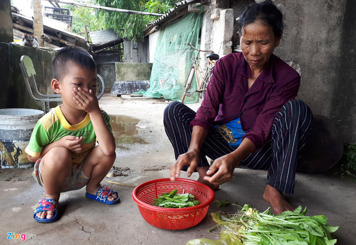 Bà Lê Thị Huấn (phố Khánh Tiến, phường Trung Sơn) cho biết bãi rác làm đảo lộn cuộc sống của bà con 5-6 năm nay. "Ăn cơm chúng tôi phải mắc màn vì quá nhiều ruồi nhặng, ngày thì phải đeo khẩu trang hoặc đóng cửa vì mùi từ bãi quá thối. Đã có nhiều người mắc bệnh về đường hô hấp, lo nhất là các cháu nhỏ và người già", bà Huấn nói.