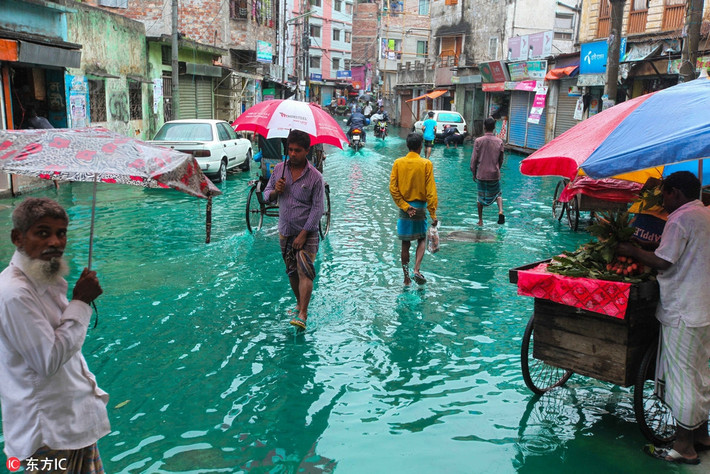 Không thể tìm ra cách di chuyển khác, người dân "sống chung với lũ", tiếp xúc trực tiếp với dòng nước kỳ lạ này. (Nguồn Sina)