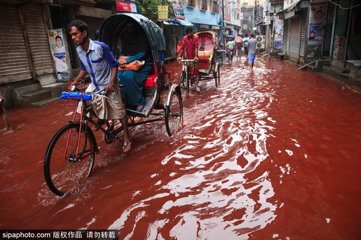 Trong ảnh là cảnh tượng "dòng sông máu" xuất hiện cách đây khoảng 2 tuần ở thủ đô Dhaha của Bangladesh. (Nguồn Sina)