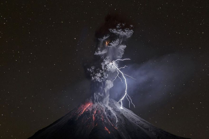 Hình ảnh khó tin này cho thấy sự phun trào mạnh mẽ của núi lửa Colima ở Mexico kết hợp với hiện tượng sét đánh, khiến người ta liên tưởng đến cuộc chiến của các vị thần. (Nguồn Bored Panda)