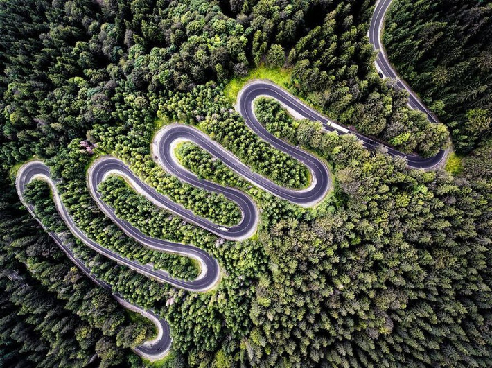 Đây là đường Cheia (DN1A), con đường đưa bạn đến Transylvania. Transylvania, địa danh nổi tiếng, là nơi sinh của bá tước bóng đêm huyền thoại Count Dracula. Truyền thuyết nói rằng bức ảnh này giống như những gì Dracula có thể nhìn thấy trong các chuyến bay đêm của mình. (Nguồn Bored Panda)