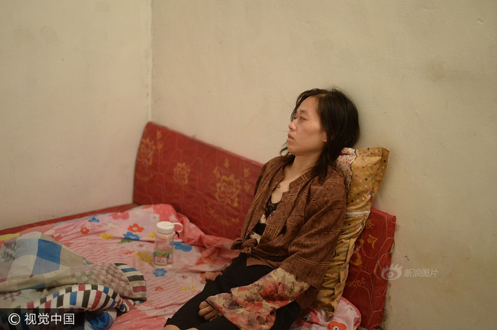 Tại Tế Nam, Sơn Đông, Trung Quốc, bên trong một căn phòng cho thuê, một cô gái kỳ lạ có tên Hạ Ly Dung, 35 tuổi ngồi dựa vào tường, trong phòng im ắng đến đáng sợ, cũng không có bất cứ vật dụng gì ngoài chiếc giường và chăn chiếu. Tất là do mẹ của Ly Dung không dám để vật dụng gì ở trong phòng vì rất sợ Ly Dung sử dụng vật đó để tự làm tổn thương bản thân. (Nguồn Sina)
