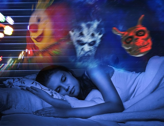 Hiện tượng ảo giác huyệt đạo, đây là hiện tượng xảy ra khi một người chìm vào trong giấc ngủ nhưng vẫn tỉnh táo, họ thường nhìn thấy những hình ảnh kỳ lạ trước mắt mình, có thể là những khuôn mặt đáng sợ hoặc sinh vật kỳ quái. Được biết, đây là một loại ảo giác xuất hiện ngay cả ở những người khỏe mạnh, thường thì xuất hiện ở trẻ em, vì chúng thường không muốn đi ngủ. Bên cạnh đó, khi căng thẳng hoặc chỉ đơn giản là có một trí tưởng tượng tốt, ảo giác này cũng có thể xuất hiện nếu bạn đi ngủ say. (Nguồn Brightside)
