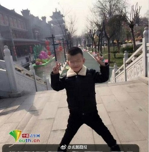 Kể từ đó, Bằng Bằng ở với cha và mẹ kế. Không ai biết rằng cuộc sống của cậu bé đã trở thành địa ngục. Người mẹ kế vì ghen tị, bực bội thường xuyên trút giận lên người Bằng Bằng. Cậu bé bị đánh đập, ngược đãi thậm tệ. Nghi ngờ con trai ruột bị bạo hành, mẹ của Bằng Bằng là cô Sài Tiểu Viện cố gắng tìm cách đòi lại quyền nuôi con nhưng mãi không được chấp thuận. (Nguồn Sina)