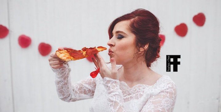 Liên quan đến sự việc cô dâu trẻ 18 tuổi cưới bánh pizza, tất cả bắt đầu khi Christine Wagner, một cô gái xinh đẹp đăng một bức ảnh của mình đang mặc quần áo cưới của bà ngoại lên Facebook kèm với dòng trạng thái: "Mặc váy cưới của bà ngoại. Tôi sẽ kết hôn nhưng với một chiếc pizza. Xin lỗi các chàng trai tôi là phụ nữ có chồng". (Nguồn Elite)