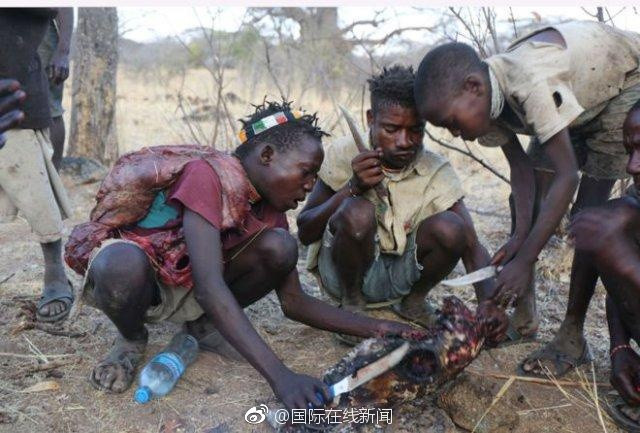 Người Hadza hay còn gọi là Hadzabe, là một nhóm sắc tộc trong cộng đồng các dân tộc phía bắc miền trung Tanzania, bộ tộc kỳ lạ này sống xung quanh hồ Eyasi ở trung tâm Thung lũng Rift, tiếp giáp với cao nguyên Serengeti. Dân số của người Hadza khoảng dưới 1000 người. (Nguồn Sina)