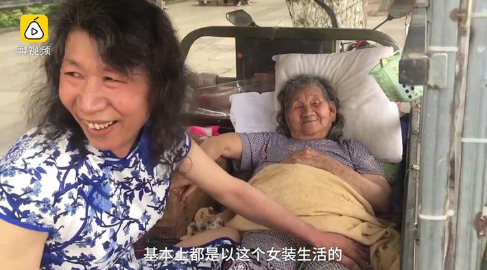 Mặc dù đã hết lòng chăm sóc nhưng tinh thần của mẹ ông không khá lên được. Một ngày, ông thử mặc quần áo của em gái, giả vờ như mình là em gái để dỗ dành mẹ, không ngờ người mẹ nhìn thấy hình bóng của con gái, đột nhiên thay đổi, trở nên vô cùng vui vẻ, cười nói cả ngày. (Nguồn Sina)