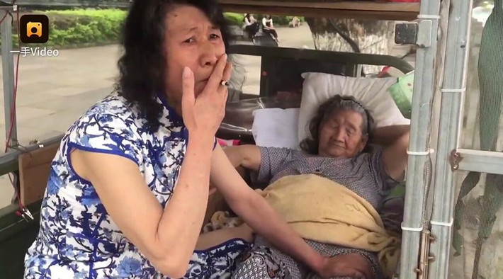 Nhắc tới chuyện xưa của em gái, người đàn ông mặc váy suốt 20 năm lộ vẻ đau xót nhưng rất nhanh, ông đã lấy lại được tinh thần. (Nguồn Sina)