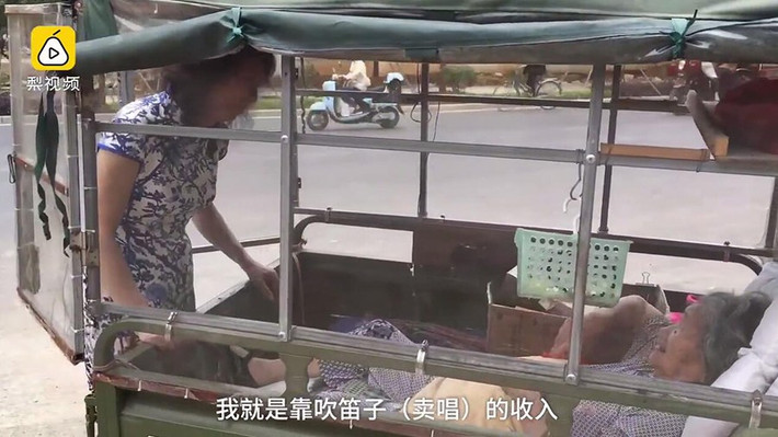 Được biết, người đàn ông này năm nay 50 tuổi, nhưng đã mặc váy, mặc xường xám suốt 20 năm qua. Nhiều người không biết còn tưởng ông là kẻ biến thái, thích ăn diện đồ phụ nữ mà không chịu chuyển giới. Thế nhưng, sự thật phía sau hình ảnh một người đàn ông cao to, thô kệch mặc váy lại khiến nhiều người không khỏi rơi nước mắt. (Nguồn Sina)