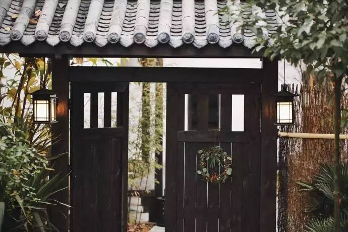 Phía ngoài căn nhà mang phong cách kiến trúc cổ xưa nhưng vẫn không mất đi vẻ đẹp trang nhã, thời thượng. (Nguồn Youthwant)