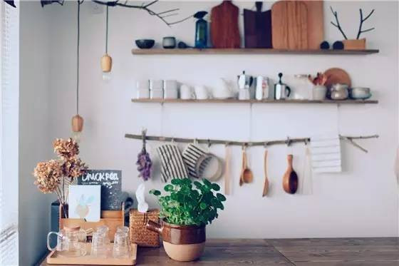 Chọn mua những đồ nội thất cũ, sau đó làm sạch và sơn lại tùy theo mục đích sử dụng, Bạch Lộc khiến tất cả mọi căn phòng đẹp chẳng khác nào những studio nổi tiếng. (Nguồn Youthwant)
