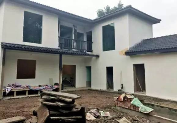 Sơn trắng lại căn nhà, chàng trai giữ lại mái ngói và sơn đen toàn bộ, không để mái ngói màu gạch thông thường. Đồng thời, anh cũng lật toàn bộ sân, quyết định sẽ làm một hoa viên nhỏ, trồng hoa, trồng rau, rải sỏi. (Nguồn Youthwant)