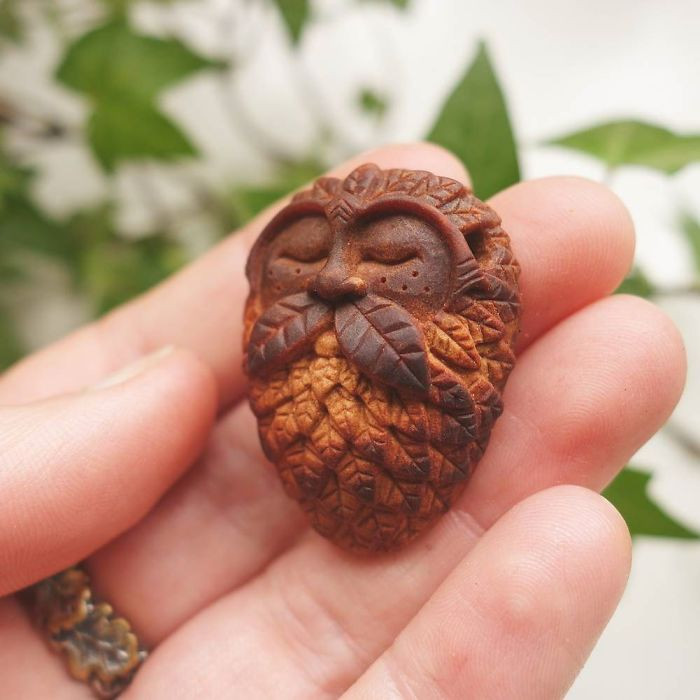 Quả bơ có rất nhiều lợi ích cho sức khỏe nhưng hạt bơ thì có thể làm gì. Hầu hết mọi người đều vứt hạt bơ đi và chẳng quan tâm gì đến nó. Thế nhưng, dưới bàn tay tài hoa của nữ nghệ sĩ Jan Campbell, những hạt bơ thực sự trở thành tác phẩm nghệ thuật tuyệt đẹp. (Nguồn Bored Panda)