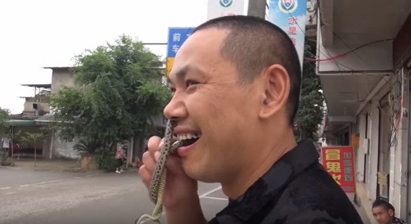 Theo thông tin đăng tải, võ sư Wu Song bắt đầu thực hành biểu diễn kỹ năng này từ năm 12 tuổi, độ tuổi mà nhiều đứa trẻ chỉ nhìn thấy rắn thôi cũng đủ sợ hãi không kiểm soát. (Nguồn Youthwant)