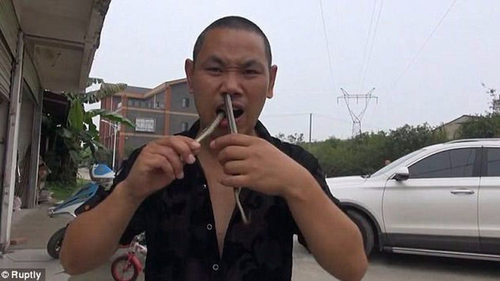 Theo thông tin đăng tải, đoạn video được quay tại Thành Đô, Tứ Xuyên, Trung Quốc và dị nhân thực hiện màn biểu diễn kinh dị này là võ sư Wu Song. (Nguồn Youthwant)