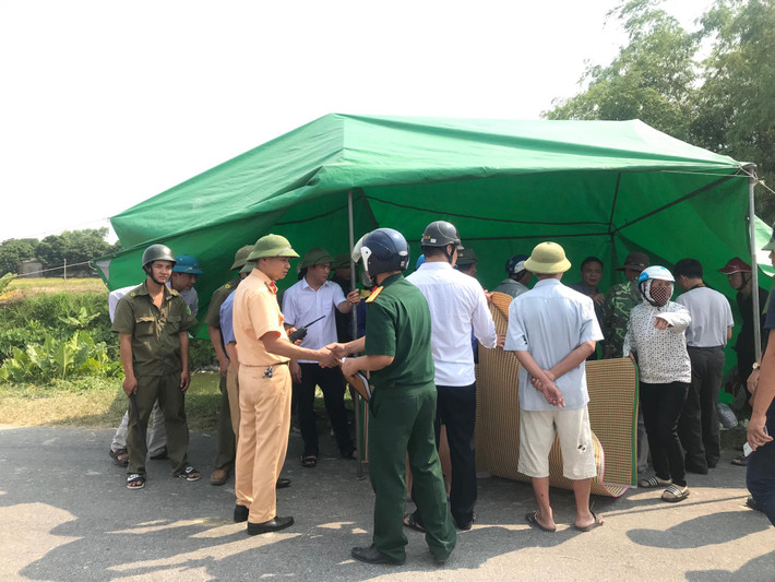 Theo thông tin ban đầu, khoảng gần 11h30 trưa ngày 30/9, nhóm học sinh cùng người dân đang lưu thông trên đường ở xã An Lâm, huyện Nam Sách, tỉnh Hải Dương. Đúng lúc này xe ô tô chở cơm cho công nhân đi chiều ngược lại đi tới tông trực diện.