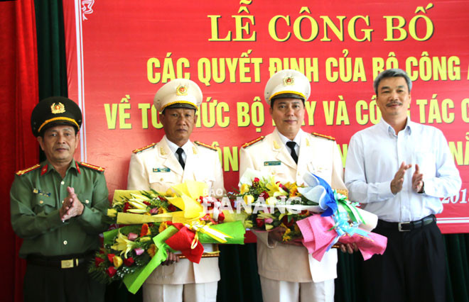 Đại tá Trần Đình Chung, Phó Giám đốc Công an TP Đà Nẵng (thứ ba, trái sang).