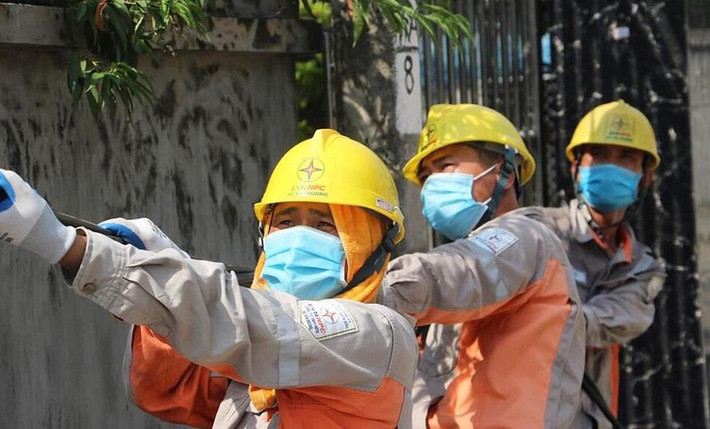 Nắng nóng "thiêu đốt", tiêu thụ điện tăng vọt, xô đổ mọi kỷ lục: Trung tâm Điều độ Hệ thống điện Quốc gia (A0) cho biết, đợt nắng nóng gay gắt mới diễn ra ở khu vực miền Bắc và miền Trung những ngày qua khiến công suất tiêu thụ điện toàn quốc liên tục lập đỉnh mới trong 3 ngày gần đây. Đến trưa ngày 19/6/2021, tiêu thụ điện toàn quốc tiếp tục lập đỉnh mới là 41.979 MW.