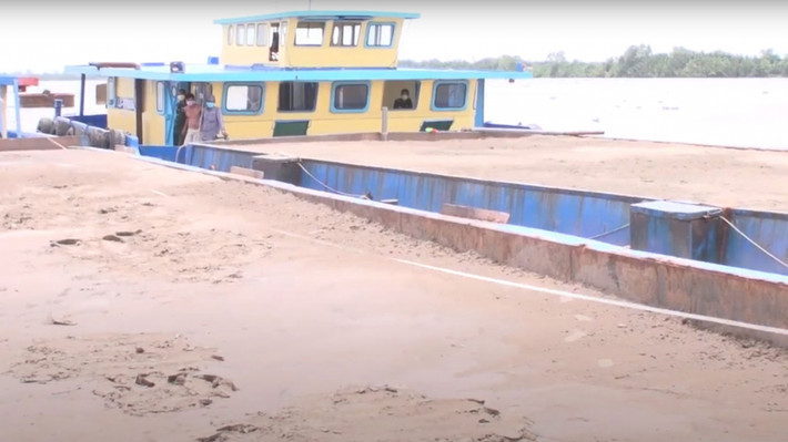 Bắt giữ 3 sà lan chở gần 900m3 cát trái phép: Bộ đội Biên phòng TP. HCM đã hoàn tất hồ sơ xử lý những người có liên quan cùng 3 chiếc sà lan SG-8764 có trên 90 m3 cát; sà lan LA-05909 có khoảng 400m3 cát và sà lan LA-07855 có khoảng 400m3 cát không có hóa đơn chứng từ chứng minh số cát trên hợp pháp.