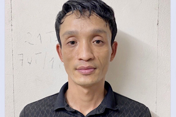Ném cốc sơn vào mặt nữ thẩm phán ở Hải Phòng vì “đánh ghen“: Trần Văn Hùng - 1 trong 3 kẻ ném chất bẩn vào nữ thẩm phán của TAND TP Hải Phòng đã bước đầu khai nhận về hành vi của mình khu cùng vớiHoàng Anh Tuấn và đối tượng tên Tú cầm cốc sơn ném thẳng vào mặt chị H. (thẩm phán) vì lý do "đánh ghen". HiệnTrần Văn Hùng đã đến cơ quan công an đầu thú.