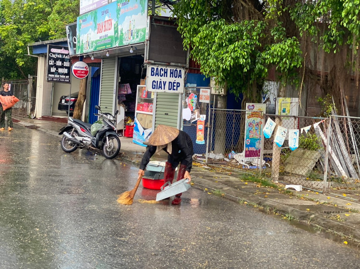 Dưới cơn mưa nặng hạt, người dân vẫn cố gắng "còn nước còn tát".