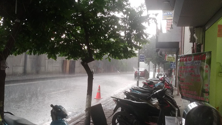 Đường Bưởi, quận Ba Đình diễn ra mưa lớn, một số đoạn có dấu hiệu ngập úng.