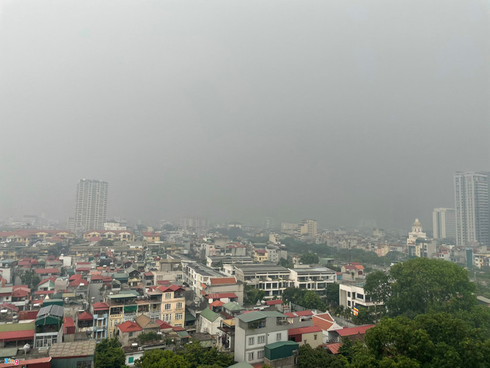 Mây đen bao phủ bầu trời Hà Nội vào đầu giờ chiều 7/6 làm thời tiết dịu mát. Mặc dù trong buổi sáng vẫn diễn ra tình trạng nắng nóng, oi bức nhưng đến khoảng 13h30 nhiều nơi ở Hà Nội đã xuất hiện mây đen. Thậm chí, sấm chớp còn diễn ra ở nhiều nơi.
