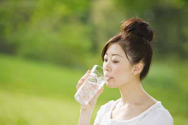 Vậy phải làm thế nào để ổn định lipid máu và tránh xa bệnh nhồi máu não? Thứ nhất, uống nước thường xuyên. Bệnh nhân mỡ máu cao ngoài chú ý chế độ ăn uống cũng nên uống nhiều nước hơn. Uống nước có thể làm loãng máu, giảm độ nhớt của máu, ngoài ra nên bổ sung một số chất tạo mạch.