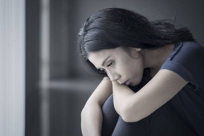 Bên cạnh đó, nếu mặt lưỡi trắng nhợt, không có màu hồng nhạt của huyết sắc, viền lưỡi không đều đặn có thêm những vết đốm màu tím là hiện tượng lưỡi dương hư ứ máu, đây là dấu hiệu phổi tổn thương nghiêm trọng.