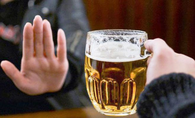 4. Tránh chạm vào rượu. Cố gắng không động vào rượu, bia, tránh đồ uống có hàm lượng fructose cao. Chỉ nên uống nước lọc, trà nhạt, sữa.